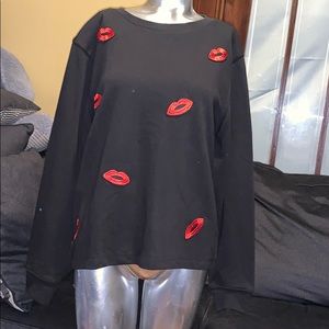 Women’s sweatshirt black with lip patches.